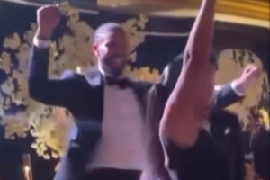 玩得很開心！塔圖姆在老鄉(xiāng)比爾的婚禮上跳起了舞