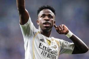 維尼修斯社媒曬照慶祝勝利，姆巴佩點(diǎn)贊評(píng)論：BIG 7