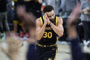 如何始終保持注意力集中？庫里打趣晚安動作：我很會打盹兒