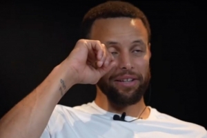 看22年再奪冠眼角抹淚 庫(kù)里：雖然我有獎(jiǎng)杯 但和家人在一起更重要