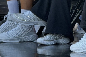 瓦妮莎上腳Kobe 3 Protro“鉆石PE” 鑲嵌著5575顆施華洛世奇水晶