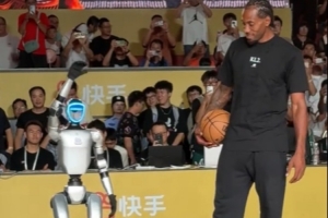 誰才是真人機(jī)？萊昂納德廣州行和機(jī)器人對(duì)位 “大秀”體前變向