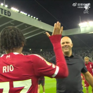 斯洛特賽后把打進絕殺的恩古莫哈推向球迷，讓他盡情享受歡呼??