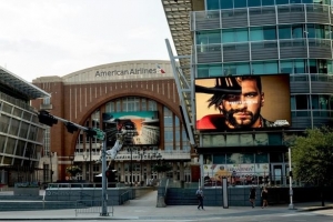 獨行俠主場外驚現(xiàn)東契奇廣告！獨行俠管理層要求將其挪遠一點！