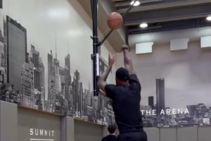 苦練投射！訓練師曬詹姆斯投籃集錦：即將進入第23季的他投籃穩(wěn)健