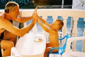 愿平安！東契奇曬兒時與家人合影 配文??表情