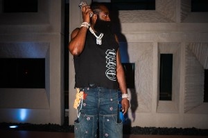 哈登曬照慶生：恰逢生辰 感覺(jué)自己簡(jiǎn)直就是個(gè)傳奇！