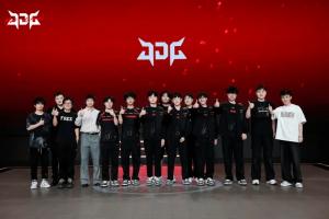 JDG曬第三賽段組內(nèi)賽收官合照：前路未止，行向新程