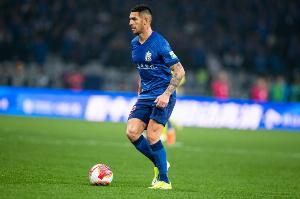 記者：路易斯腰部受傷已經(jīng)有段時間，教練組決定本輪讓他休息