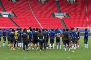 記者：吳曦、謝鵬飛未參加合練，明天對陣三鎮(zhèn)出場可能性不大