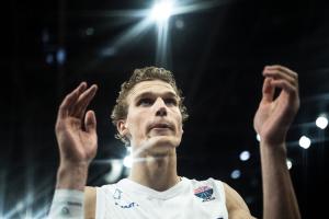 在爵士憋壞了~馬爾卡寧歐錦賽2戰(zhàn)場均僅打27.8分鐘 狂轟35.5分3斷