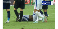 沒出牌！任航甩手擊中阿蘇埃后腦勺，后者痛苦倒地