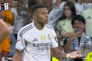 姆總?cè)藭灹耍∧钒团逶俅纹崎T被吹越位，本場已三次越位