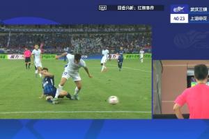 危險動作！特謝拉踩踏鄧涵文腳踝，裁判觀看VAR后對他出示黃牌