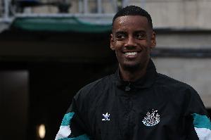 來(lái)精神了！記者：伊薩克周一去利物浦體檢，今天還理了個(gè)發(fā)