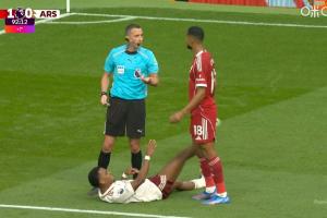 廷伯補(bǔ)時(shí)受傷倒地但已沒換人次數(shù)，起身堅(jiān)持比賽