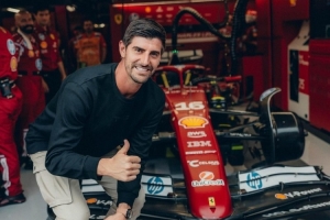 庫(kù)爾圖瓦現(xiàn)場(chǎng)觀看F1+造訪法拉利車隊(duì)，社媒曬照致謝