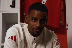 利物浦官推曬英超標(biāo)王伊薩克視頻：迷之笑容，凝視鏡頭