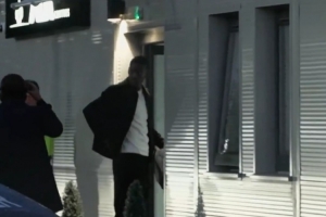 轉(zhuǎn)會(huì)已完成！天空：伊薩克抵達(dá)利物浦機(jī)場(chǎng)，將前往瑞典國(guó)家隊(duì)報(bào)道