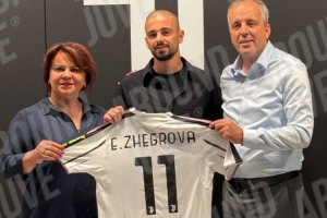 尤文新援26歲邊鋒哲格羅瓦簽約照流出，手持11號(hào)球衣