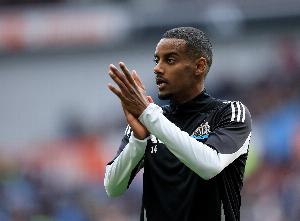 伊薩克上賽季末便告知紐卡想離隊(duì)，一些球員對(duì)他的行為感到憤怒