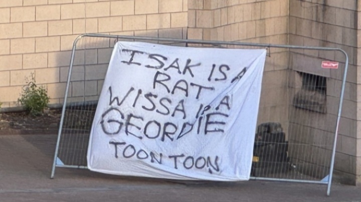 恨之入骨！紐卡球迷在主場(chǎng)放標(biāo)語：伊薩克，叛徒！維薩，自家人