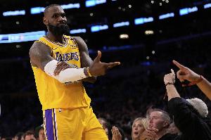 泰倫-盧：據(jù)說詹姆斯在90年代打不了球？得了吧 這根本講不通