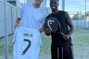 愛好廣泛！維尼修斯社媒曬與籠式網(wǎng)球球星科埃略合影