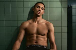 阿諾德為Calvin Klein拍攝內(nèi)褲廣告，半裸出鏡大秀健美身材