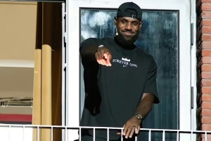 心情大好！詹姆斯在中國行上海站現(xiàn)場用中文問好“你好 上?！? >
                                        </div>
                                    </div>
                                                                        <div   id=