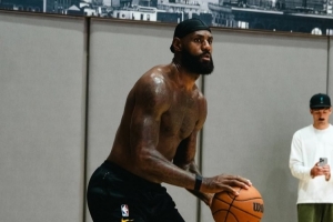 冠軍隊(duì)友！攝影師曬詹姆斯和樂(lè)福6月在紐約訓(xùn)練組圖