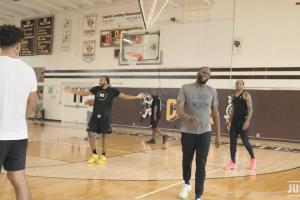 笑死！追夢(mèng)對(duì)位穆迪試圖背打 騙犯規(guī)引穆迪攤手 隨后再打三不沾