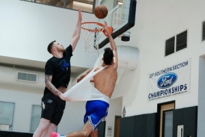 真激烈！霍姆格倫訓(xùn)練中對(duì)抗哈滕 衣服快被扯掉