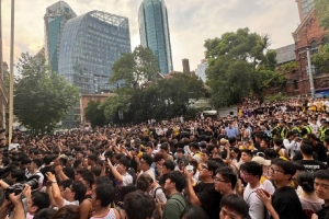 網(wǎng)友曬照：公司樓下好多人 感謝詹姆斯MVP 領(lǐng)導(dǎo)讓我們早點(diǎn)下班