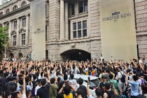 萬人空巷再現(xiàn)！詹姆斯中國行外灘活動現(xiàn)場門口已聚集無數(shù)球迷