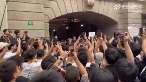 詹姆斯活動現(xiàn)場門口聚集大批球迷齊聲高呼GOAT迎接老詹