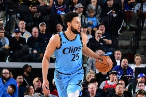 盧：西蒙斯下滑因傷病而非心態(tài) 他在快船沒打好我負(fù)全部責(zé)任