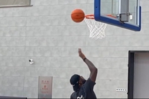 籃板+1！詹姆斯示范對抗上籃翻車 空籃不進(jìn)