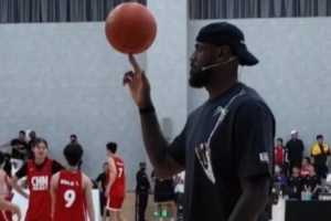 玩起來了！詹姆斯隨意秀起指尖轉(zhuǎn)球、膝蓋控球、花式運球