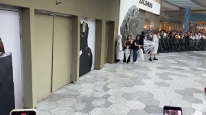 兩手抱滿滿！詹姆斯一露面就給球迷送禮物