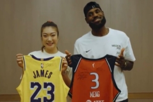 追星天花板！“勒布朗夢”李夢同框詹姆斯 互送禮物&互換簽名球衣