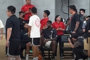 累了歇一會！詹姆斯自帶氣囊坐墊 場邊坐著踩球喝水