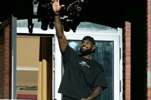 楊毅談?wù)材匪贡ｇS罵球迷：不應(yīng)該罵人 但這跟詹姆斯有什么關(guān)系？