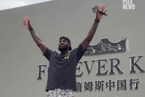 外媒曬詹姆斯冒雨與球迷互動(dòng)：大雨也無(wú)法阻止全城出動(dòng)歡迎詹姆斯