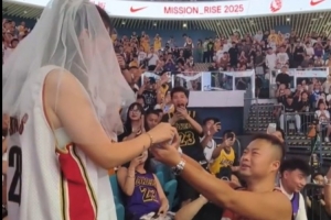 甜蜜暴擊！詹姆斯中國(guó)行現(xiàn)場(chǎng)驚現(xiàn)球迷求婚