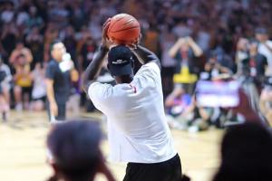 不在狀態(tài)~詹姆斯成都行現(xiàn)場三分連續(xù)5投不中 游戲環(huán)節(jié)不敵崔永熙