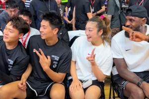 球星也有粉絲的一面！趙睿&崔永熙&李夢與老詹自拍合影 隨后大笑