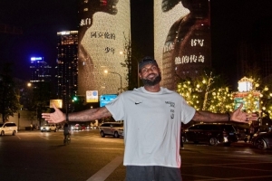 親自打卡留念！耐克官方曬詹姆斯昨晚在成都雙子塔燈光秀前合影