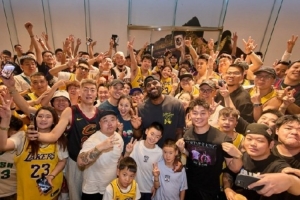 媒體人曬詹姆斯中國(guó)行活動(dòng)照：在人氣這一塊 老詹必須是頂級(jí)的