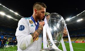 馬卡：為慶祝新單曲發(fā)行，拉莫斯拿出一件簽名的皇馬球衣贈(zèng)球迷